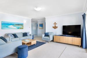 sala de estar con TV de pantalla plana grande en Broughton No 1 Ondine Close Nelson Bay, en Nelson Bay