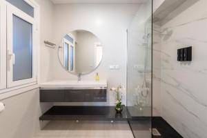 a bathroom with a sink and a mirror at Espectacular El Pilar8 By VigoVacaciones in Vigo