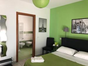 a bedroom with a bed and a bathroom at Il Pozzo in San Benedetto del Tronto