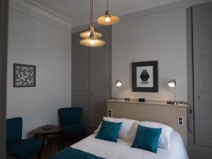 a bedroom with a bed, lamps and a lamp post at Une maison en ville, Hyper Centre ville, Spa in Amiens