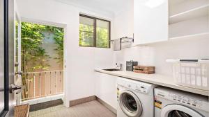 O bucătărie sau chicinetă la Nelson Bay CBD Oasis 13 Government Rd