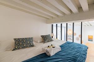 Un pat sau paturi într-o cameră la GuestReady - Modern Studio in The Heart of La Presqu'île