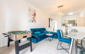 - un salon avec un canapé bleu et une table dans l'établissement Villa Mime, à Krilo
