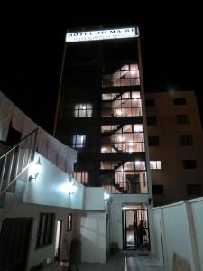 um edifício à noite com as luzes acesas em Hotel Jumari em Uyuni