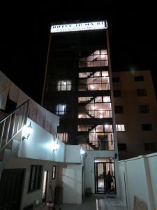 ein Gebäude bei Nacht mit eingeschalteten Lichtern in der Unterkunft Hotel Jumari in Uyuni