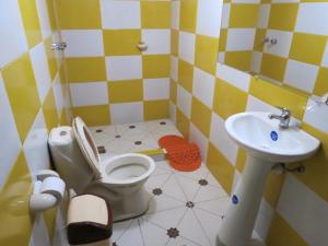 ein Badezimmer mit Toilette und Waschbecken in der Unterkunft Hotel Jumari in Uyuni