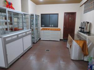 eine große Küche mit Fernseher und ein großes Zimmer in der Unterkunft Hotel Jumari in Uyuni
