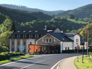 budynek przy drodze w obiekcie Apartmán Loučná - Špičákovi w mieście Loučná nad Desnou