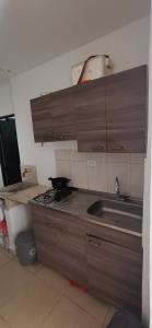メデジンにあるApartamento vacacional en Medellín central privado y tranquiloのシンクとカウンタートップのあるキッチン