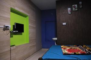 TV a/nebo společenská místnost v ubytování Kodai Pinetree Residency