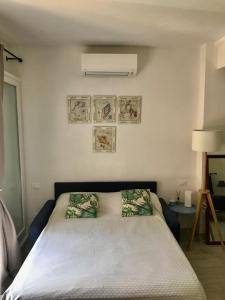 un letto con due cuscini sopra in una camera da letto di Cà Lea,2 Minuti dalla Spiaggia di Monterosso a Monterosso al Mare