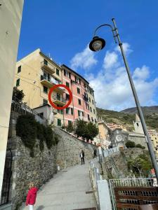 a street light and a building with a sign on it at I colori di Rio in Riomaggiore