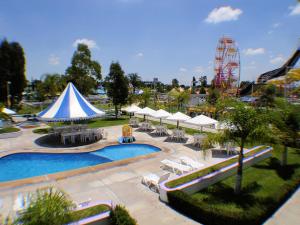 Bazén v ubytování Hotel Splash Inn nebo v jeho okolí