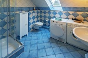 y baño con lavamanos y lavadora. en Leuchtturm, en Dornumergrode 18 fotos más