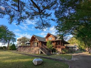 Cette grande maison en bois dispose d'une terrasse couverte et d'une cour. dans l'établissement Wooden 北美莊園, à Miaoli