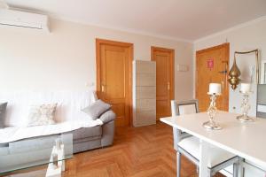 uma sala de estar branca com uma cama e uma mesa em Global Properties, Apartamento Ideal Familias en Canet Playa em Canet d'En Berenguer