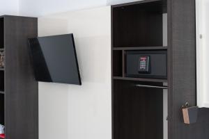 TV a/nebo společenská místnost v ubytování Hotel Derby Interlaken - self check-in