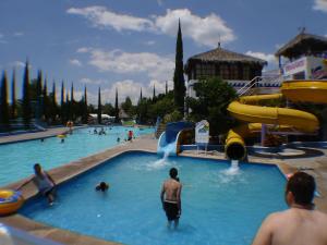 Bassein majutusasutuses Hotel Splash Inn või selle lähedal