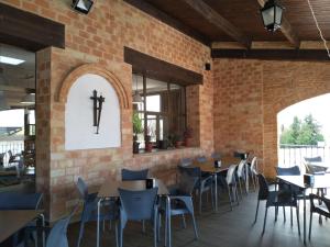 A restaurant or other place to eat at Hotel-Restaurante La Sima