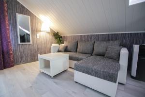 a living room with a couch and a table at Modern mitten in der Stadt und doch sehr ruhig 2 Minuten zu Therme in Bad Ems