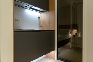 uma cozinha com uma porta de vidro deslizante que leva a um quarto em Civitaloft Luxury Rooms em Civitanova Marche