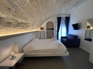 - une chambre avec un lit, un canapé et une chaise dans l'établissement Il Giramondo Suite&Room, à Matera