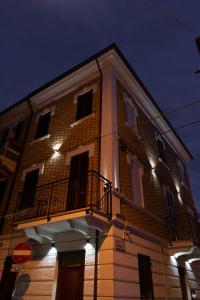 ein Gebäude mit einem Balkon auf der Seite in der Unterkunft Civitaloft Luxury Rooms in Civitanova Marche