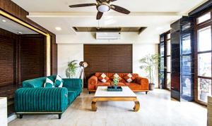 ein Wohnzimmer mit 2 Sofas und einem Tisch in der Unterkunft Treebo Tryst Median Inn in Nagpur