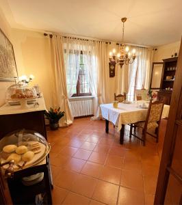 uma cozinha e sala de jantar com mesa e cadeiras em B&B Azalea em Cannobio