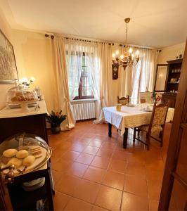cocina y comedor con mesa y sillas en B&B Azalea, en Cannobio
