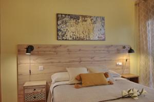 um quarto com uma cama com um urso de peluche deitado sobre ele em Mi Isabelita em Arévalo