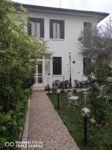 a white house with a brick path in front of it at Casa Bianca in Mestre
