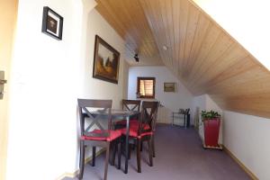 ein Esszimmer mit einem Tisch und Stühlen in der Unterkunft SchwarzWild - Ferienwohnung und Ferienzimmer in Baiersbronn