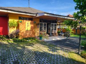 une maison avec une terrasse couverte et une allée. dans l'établissement Dewi Sri Guesthouse, à Mataram