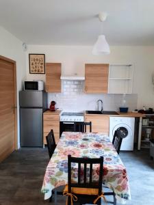 a kitchen with a table and chairs in a kitchen at Gîte L'Equilibre - Lac/montagnes- Familles-groupes in Kruth