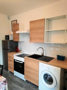 a kitchen with a washing machine and a dishwasher at Gîte L'Equilibre - Lac/montagnes- Familles-groupes in Kruth