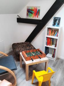 uma sala de estar com uma mesa e um sofá em Gîte L'Equilibre - Lac/montagnes- Familles-groupes em Kruth