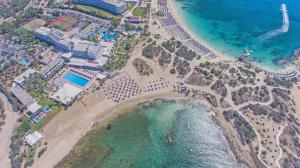 een luchtzicht op een strand en de oceaan bij Dome Beach Marina Hotel & Resort in Ayia Napa