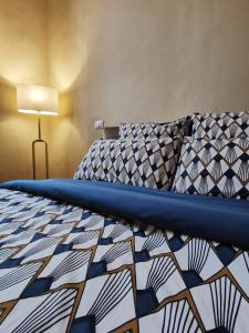 ein Schlafzimmer mit einem Bett mit blauer Decke und einer Lampe in der Unterkunft Casa del Moro in Florenz