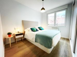 A bed or beds in a room at Gran Bilbao XI with parking by Aston Rentals