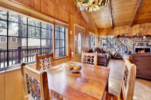 Et opholdsområde på Casa Catalina-667 by Big Bear Vacations