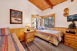 En eller flere senge i et værelse på Casa Catalina-667 by Big Bear Vacations