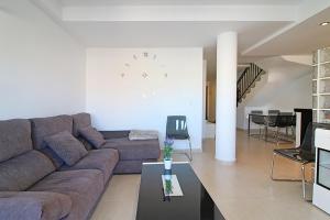 O zonă de relaxare la Global Properties, Impresionante ático para 8 personas en Canet d'en Berenguer