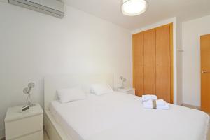 Un pat sau paturi într-o cameră la Global Properties, Impresionante ático para 8 personas en Canet d'en Berenguer +67 fotografii