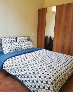 ein Bett mit einer blauen und weißen Bettdecke in einem Schlafzimmer in der Unterkunft Casa del Moro in Florenz