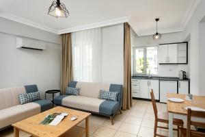 sala de estar con sofá y mesa en Marvida Happy Suites en Antalya