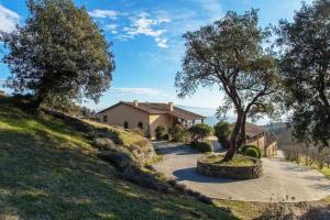 una casa su una collina con un vialetto di Mas Redortra Excepcional masía del SXV con vistas al Montseny a Sant Pere de Torelló