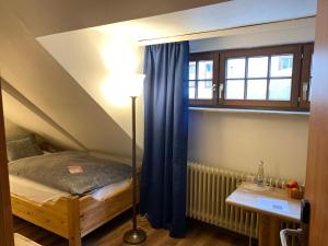 um pequeno quarto com uma cama e uma janela em Marktplatzhotel - Restaurant Tafelspitz em Weinheim