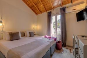 a bedroom with a large bed and a window at Samaina Port Hotel in Karlovasi