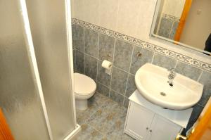 A bathroom at Miguel Hernandez, centro, 3 dormitorios, by Bookindenia